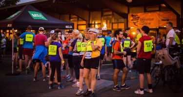 Photo des coureurs avant le départ pour la Course-Lumière 2016, devant le chalet du Parc Maisonneuve. Photo des coureurs avant le départ pour la Course-Lumière 2016, devant le chalet du Parc Maisonneuve.