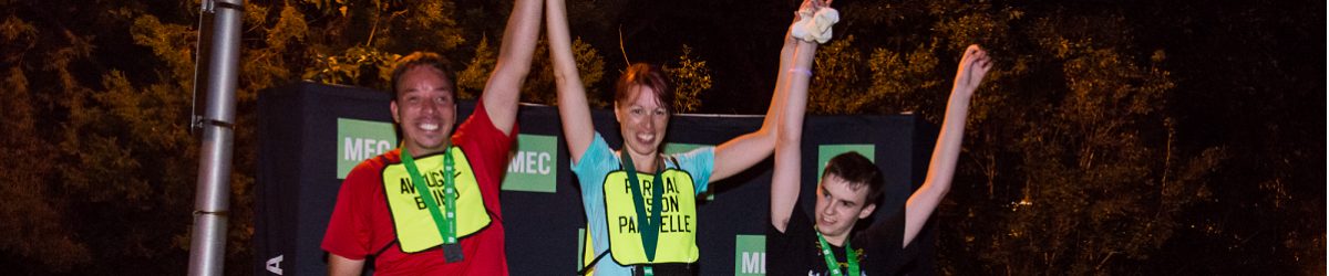 Sur la photo on voit Simon tremblay, Cindy Morin et Tristan Lépine-Lacroix sur le podium lors de la course lumière 2015.