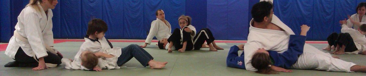 Les participants au cours de judo s'entraînent à faire des combats., en suivant les instructions de leur moniteur.