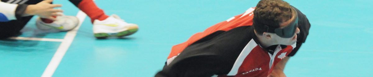 Bruno Haché capitaine de l'équipe canadienne masculine de goalball fait un lancer lors d’un match. Crédit-photo: Comité paralympique canadien.
