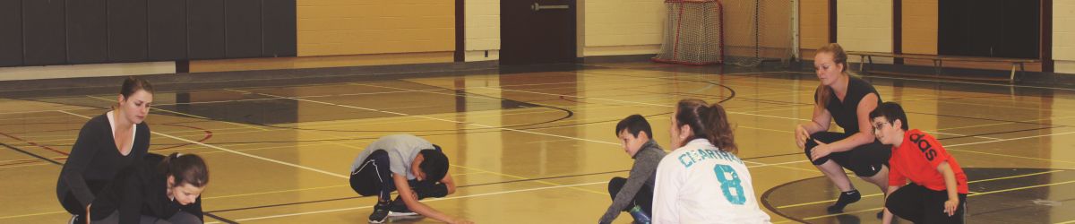 Photo d'enfants et moniteurs en train d'apprendre le goalball.
