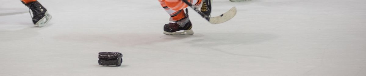 Joueur de hockey sonore sur glace s'apprêtant à lancer. Crédit photo: Jean-François Hamelin.
