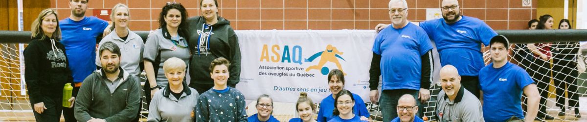 Photo de groupe bénévoles - quelques arbitres et officiers mineurs avec le logo de l'ASAQ au centre de l'image.