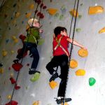 Antony et Clovis, deux jeunes participants au programme DSPM à Québec, sont en train de faire de l'escalade.
