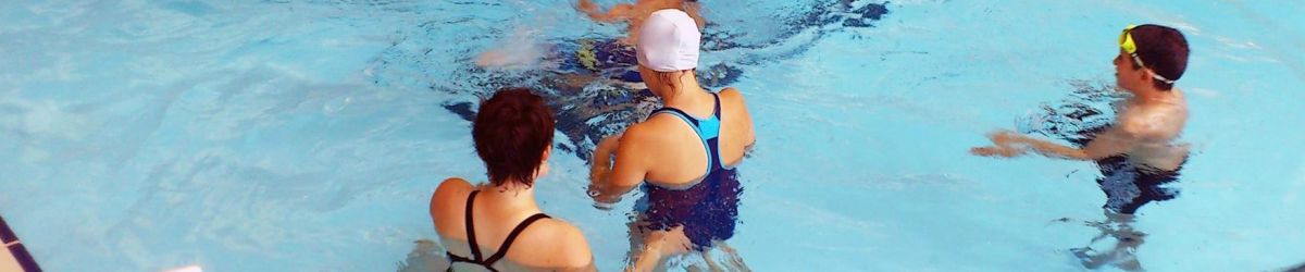 Des jeunes inscrits au programme Du Sport pour Moi! sont dans la piscine avec l'équipe d’entraîneurs spécialisés et des kinésiologues formés en techniques d’intervention en déficience visuelle.