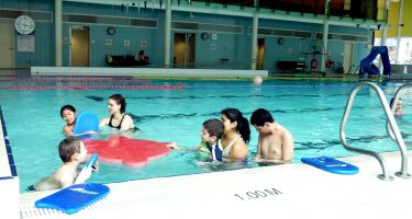 Le groupe du programme Du Sport pour moi - Printemps 2018, est dans la piscine de l’Association sportive communautaire du Centre-Sud.