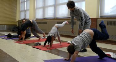 Les participants du programme DSPM Montréal en train de faire une posture de yoga.