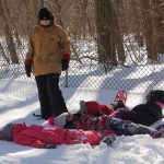 8. Du sport pour moi! – Hiver 2019 - Raquette. Les enfants ont bien travaillé. Ils sont tellement fatigués qu'ils ont fait une pause dans la neige.