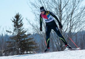 Cindy Morin en pleine compétition de ski de fond.