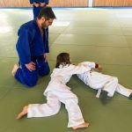 Du sport pour moi! Montréal - Judo. Sofia en combat avec Yacine et Stéphane qui les regarde.