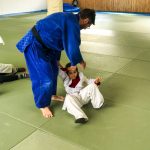 Du sport pour moi! Montréal - Judo. Stéphane qui montre à Yacine un mouvement.