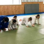 Du sport pour moi! Montréal - Judo. Vincent fait la démonstration du prochet exercise à côté Rym, Sarah, Edgar et Sofia qui l'imitent.