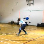 Goalball récréatif ASAQ – Hiver 2019. Le bras droit de Nathalie est étiré pour effectuer un lancer.