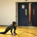 Goalball récréatif ASAQ – Hiver 2019. Raphaëlle vient tout juste de lancer le ballon et est en appui sur une jambe.
