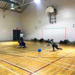 Goalball récréatif ASAQ – Hiver 2019. Équipe de Nathalie, Sabrina et Raphaëlle, Raphaëlle vient de lancer.