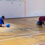 Goalball récréatif ASAQ – Hiver 2019. Équipe de Sabrina et Hamza, Sabrina récupère le ballon.