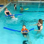 Du sport pour moi! - Natation. Montréal - Printemps 2019. Les enfants qui font la traversée en nageant sur le dos, chacun à son intervenante.