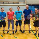 Tennis sonore ASAQ Printemps 2019. Photo de groupe où Danny, Sabrina, Yan, Hugues et Alain sourient en tenant une raquette devant leur ventre.