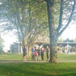 Club de course ASAQ 2019 - Yves, Nathalie, Ludovic et leurs guides discutent devant le chalet du parc avec Isabelle.