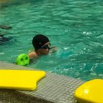 Programme Du sport pour moi! Printemps 2019 - Natation. Capitale-Nationale - Printemps 2019. Félix attend le départ pour traverser la piscine à la nage.