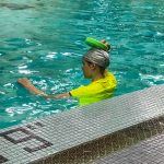 Programme Du sport pour moi! Printemps 2019 - Natation. Capitale-Nationale - Printemps 2019. Madeleine attend le départ pour traverser la piscine à la nage.
