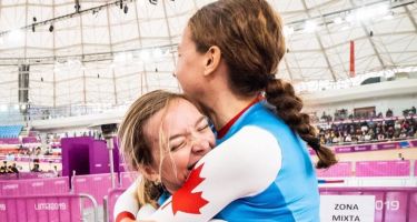 Sur la photo Annie Bouchard et Evelyne Gagnon célèbrent souriantes leur médaille d’or. Crédit-photo : Canadian Paralympic Team | Dave Holland.