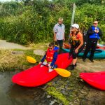 DSPM-Montréal-Automne 2019-Mayak. Meryk qui se prépare à aller sur l'eau à genoux sur le mayak, aidé par Danielle.