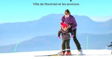 Logo ASAQ. Texte : Offre d'emploi. Intervenant sportif. Ville de Montréal et les environs. Photo d’une Intervenante sportive en train de guider une jeune sur une pente de ski.