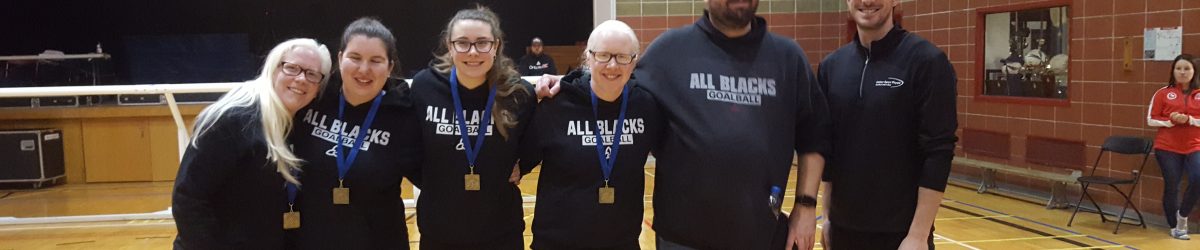 Le filles de l'équipe féminine de Goalball de l'Ontario: All Blacks portent leurs médailles d'or du TIGM 2020. Elles sont accompagnées de leur coach et Jim Trahan-Laurin, Physiothérapeute et Propriétaire Action Sport Physio - Mercier Hochelaga.