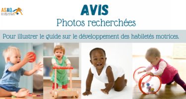 Logo ASAQ. Texte : AVIS Photos recherchées. Photos : Un enfant est en train de manipuler un petit ballon. Une fillette est debout et s’appuie sur une marchette en bois. Un bébé souriant est en quatre pattes. Une fillette grimpe sur un jouet.