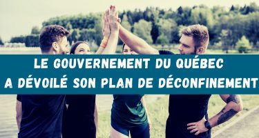 Quatre jeunes adultes souriants dans un parc, joignant les mains en l’air. Texte : Le gouvernement du Québec a dévoilé son plan de déconfinement.