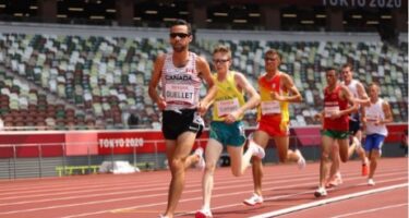 Le para-athlète canadien Guillaume Ouellet sur la piste en train de courir le 5000 m à Tokyo, suivi d’autres athlètes. CRÉDIT-PHOTO : GETTY IMAGES / NAOMI BAKER.
