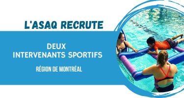 L’ASAQ recrute deux intervenants sportifs. Région de Montréal. Photo : Programme DSPM Montréal-Natation. Un jeune est dans la piscine accompagné des deux intervenantes sportives.