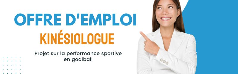 Une femme souriante pointe du doigt le titre de l’annonce : Offre d’emploi : Kinésiologue. Projet sur la performance sportive en goalball.
