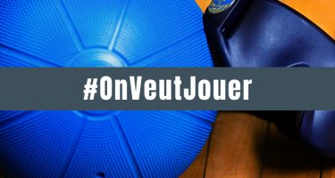 Au fond, photo d’un ballon et d’un bandeau de goalball. Au centre de l’image l’hashtag #OnVeutJouer.