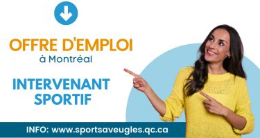 Photo d’une femme souriante qui pointe du doigt le titre de l’annonce. Texte : Offre d’emploi à Montréal. Intervenant sportif. Info : www.sportsaveugles.qc.ca