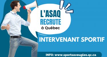 Photo d’un homme parlant a travers un mégaphone. Texte : L’ASAQ recrute à Québec. Intervenant sportif. Info : www.sportsaveugles.qc.ca