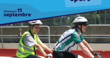 Affiche du duathlon de l'ASAMM - un autre regard sur le sport. On voit une photo sur laquelle apparaissent une bénévole et une membre de l'ASAMM en vélo tandem.