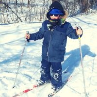 Un jeune fait du ski de fond.