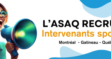Une jeune femme portant de lunettes parle à l’aide d’un mégaphone: L'ASAQ recrute des Intervenants sportifs à Montréal, Québec et Gatineau.
