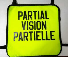 Photo du dossard jaune fluo avec inscription Partial vision partielle