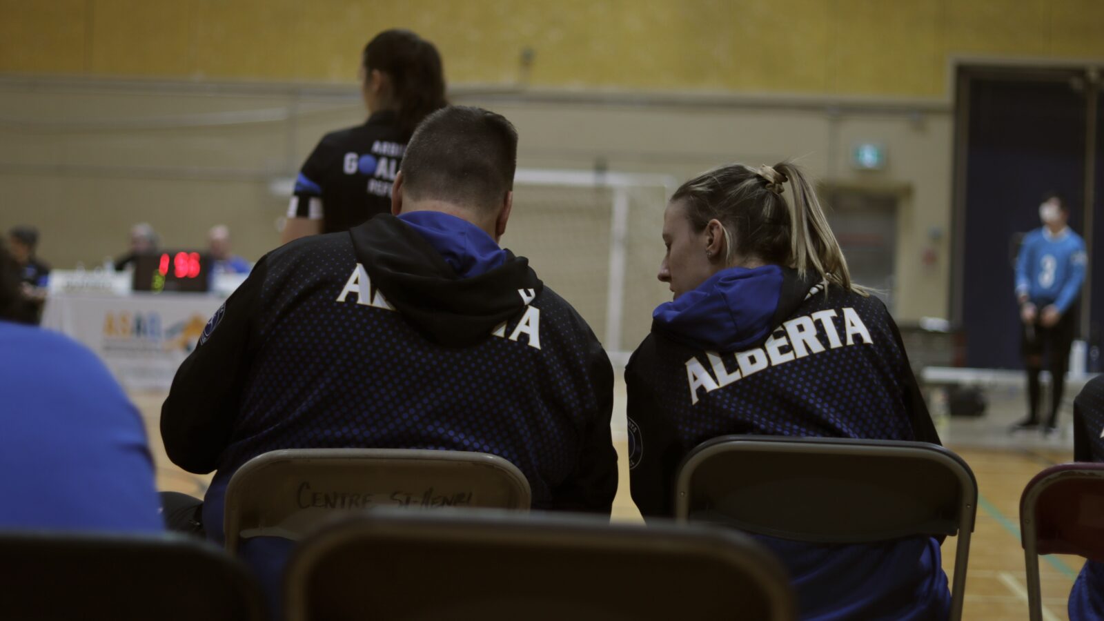 Deux personnes de dos portant un manteau avec l’inscription « Alberta » à l’arrière