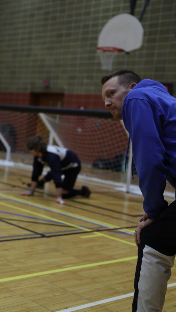Entraîneur de la Nouvelle-Écosse regardant vers la gauche, au premier plan