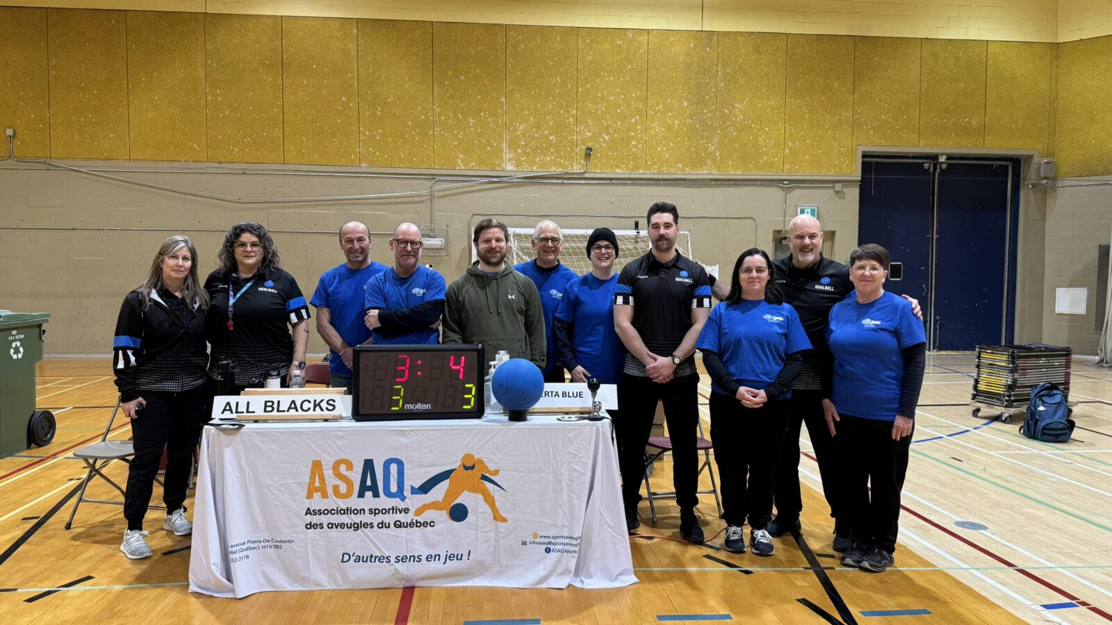 Bénévoles du Tournoi invitation de goalball de Montréal 2026 ayant œuvré lors du dernier match du gymnase B, à la table de soutien, comme juges de but et à l’arbitrage.