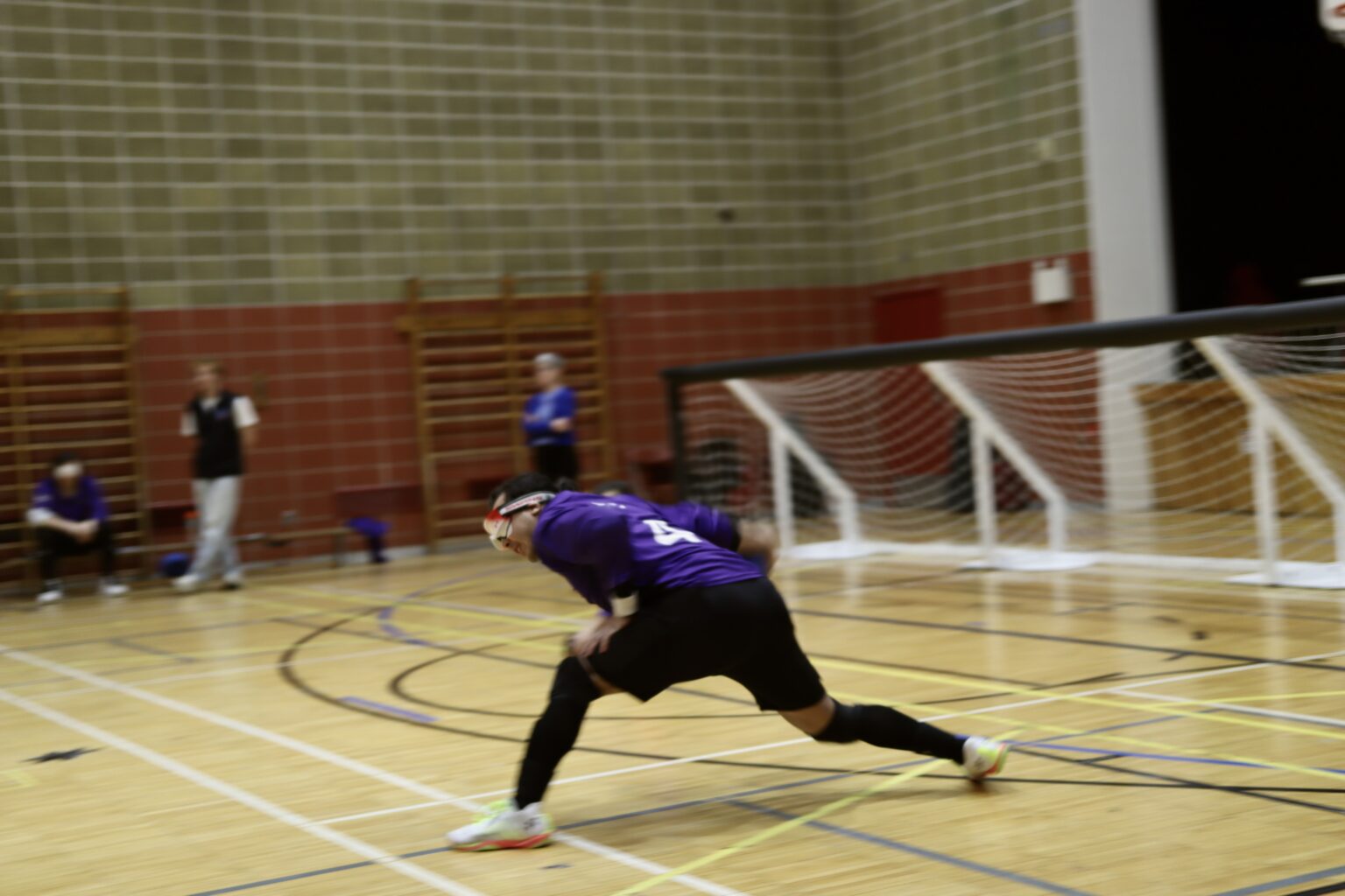 Joueur de la Colombie-Britannique en position offensive sur le terrain