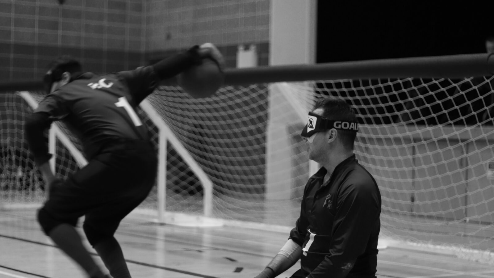 Joueur de la Colombie-Britannique lançant le ballon à l’arrière-plan, avec son coéquipier au premier