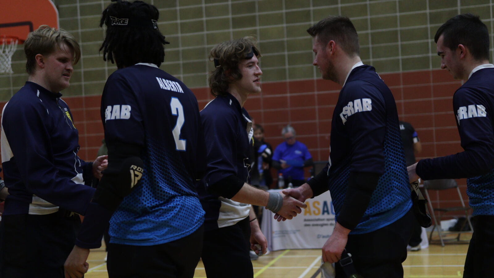 Joueurs de la Nouvelle-Écosse et de l’Alberta Blue se saluant après la partie