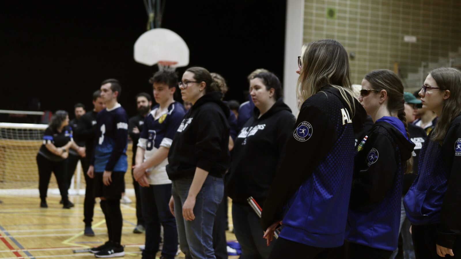 Remise de médailles – les équipes alignées en attendant les médailles