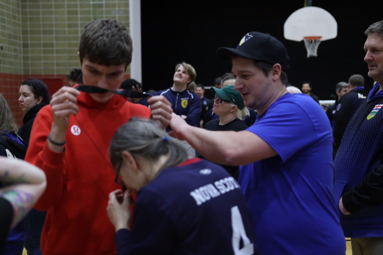 Samuel DeVries et Simon remettant une médaille