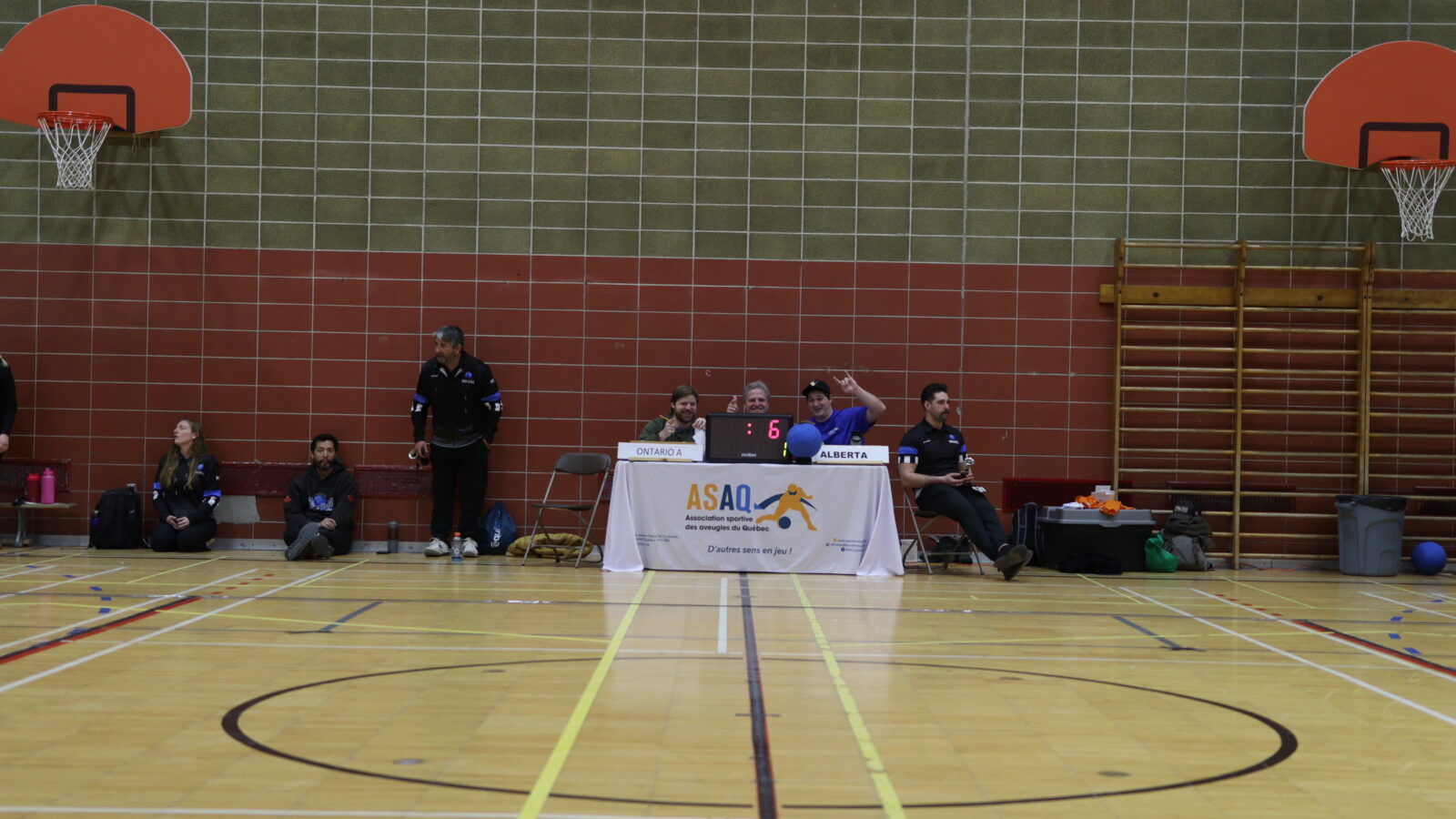 Table de soutien – trois hommes posant pour la photo